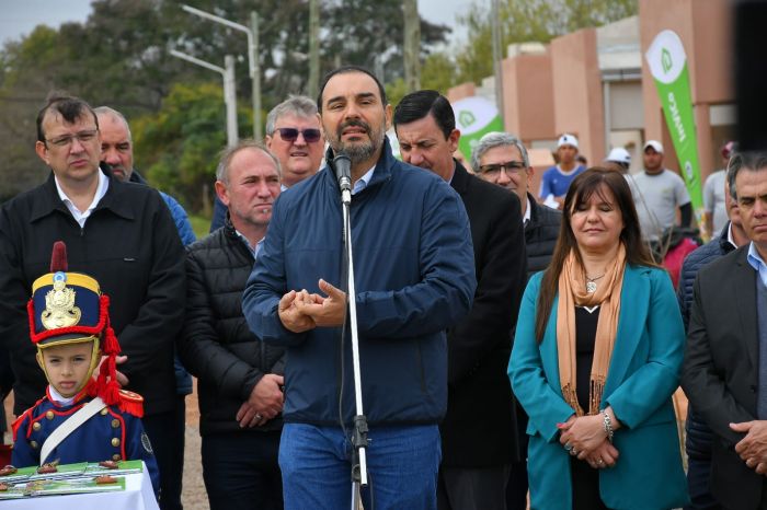 Yapeyú: Gustavo Valdés entregó 20 casas y anunció la construcción de 30 más