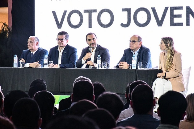Gustavo Valdés convocó a los jóvenes a fortalecer la democracia y 
